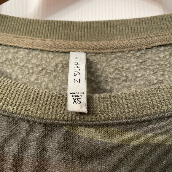 NWOT Z Supply Cohorts Camo Print Long Sleeved Cropped Sweatshirt - Picture 6 of 6